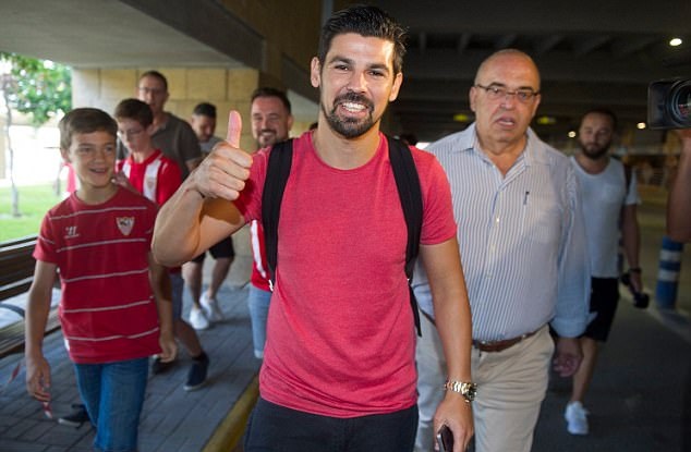 Nolito hoàn tất thủ tục kiểm tra y tế và đồng ý kí vào bản hợp đồng 3 năm.