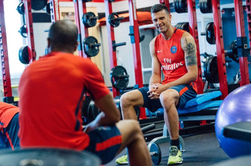 Thiago Motta và một số đồng đội có mặt tại phòng gym để luyện thể lực.