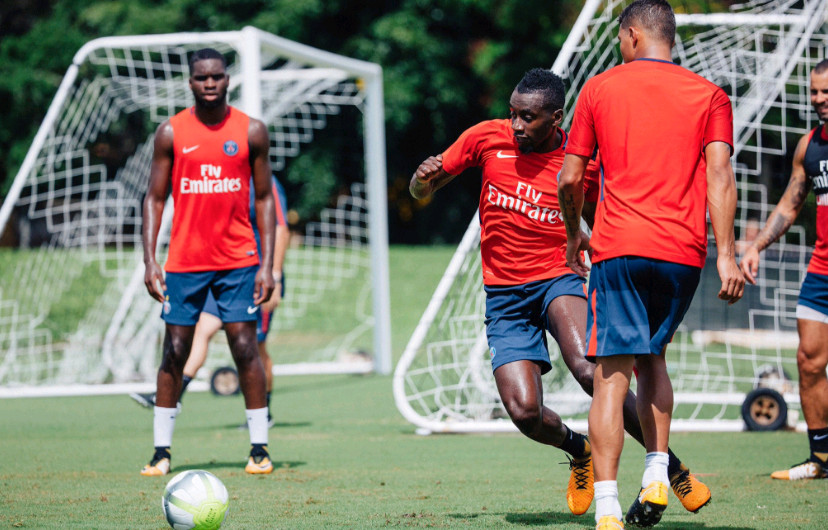 Matuidi và các đồng đội vờn bóng với nhau.