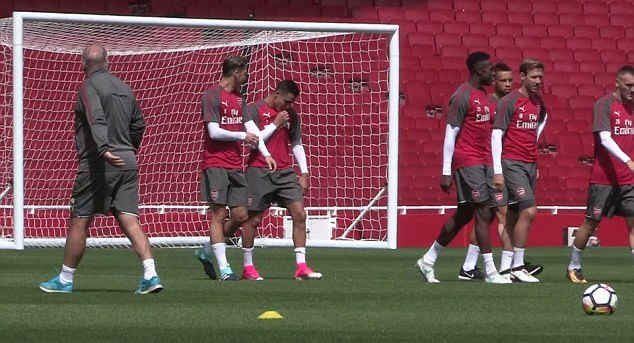 Sanchez có hành động hôn lên logo của Arsenal.
