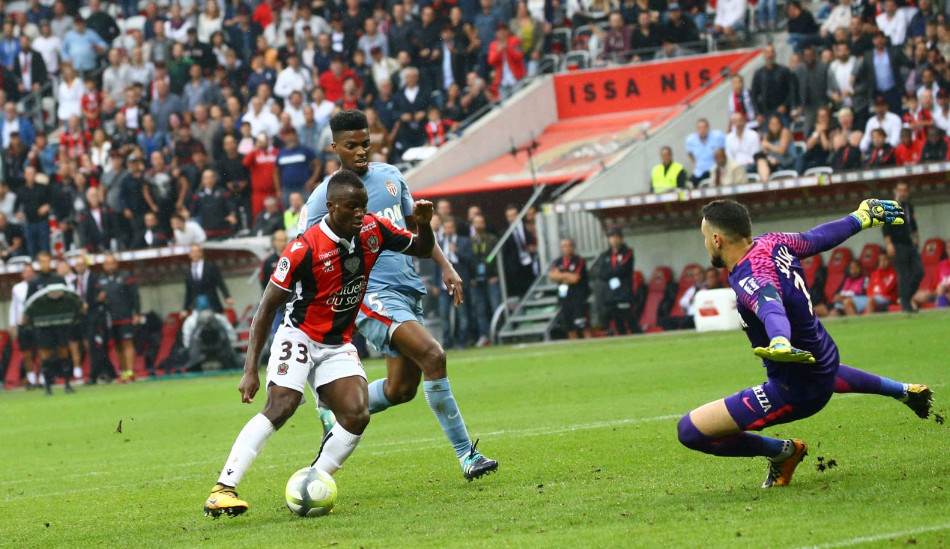 Ngay từ phút thứ 6, Nice đã sớm vươn lên dẫn trước do công Balotelli trên chấm 11m.