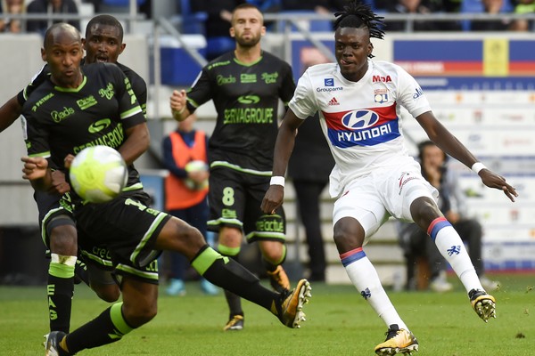 Bertrand Traore và Nabil Fekir tạo ra vô số tình huống nguy hiểm.