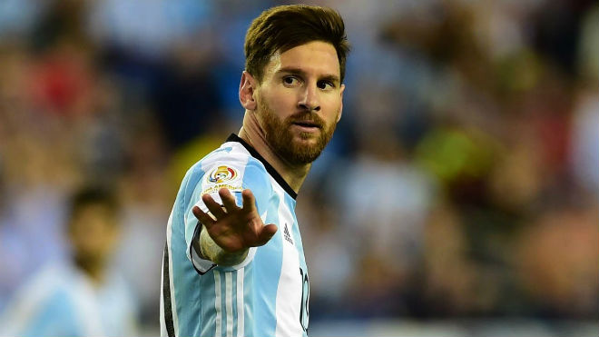 Sampaoli mê mẩn Messi.