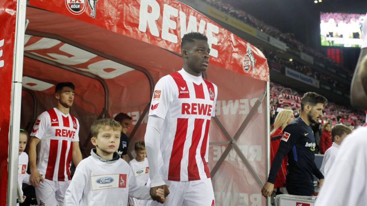 2. Yann Aurel Bisseck (Cologne) - 16 tuổi, 362 ngày - Trung vệ này vừa có màn ra mắt tại Bundesliga ở vòng đấu thứ 13 vừa qua. Đáng tiếc, Bisseck và các đồng đội không thể giúp Cologne tránh khỏi thất bại 0-2 trước Hertha Berlin. Trước đó, Bisseck là thành viên chủ chốt của đội U19 Cologne.