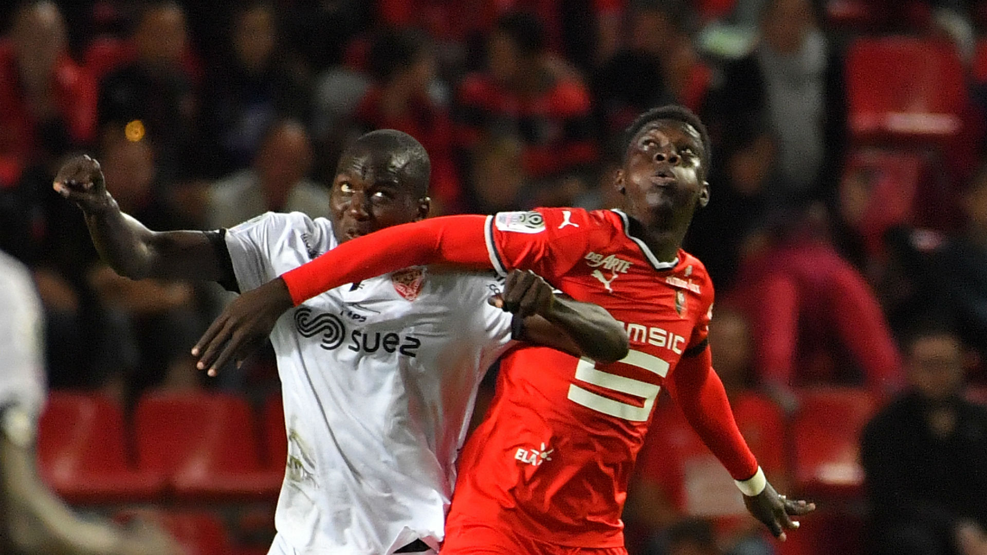 15. Ismaila Sarr (Senegal) - Sarr đang thi đấu mùa giải thứ 2 tại Rennes và đã ghi 5 bàn tại Ligue 1. Trong màu áo ĐTQG, Sarr từng thay thế vị trí của Sadio Mane và tỏ ra cực kì hứa hẹn. Cho đến thời điểm này, Sarr đã ghi 2 bàn cho Senegal. Giá trị của Sarr sẽ thăng tiến nhanh chóng nếu toả sáng tại World Cup sắp tới.