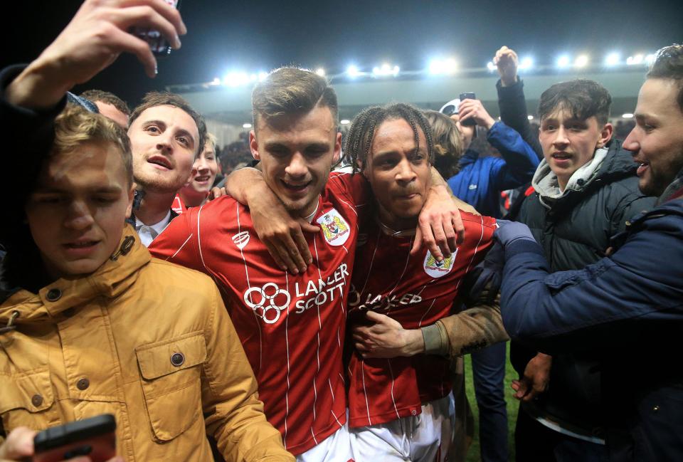 Ảnh bài viết Làm nên kì tích, tập thể Bristol City quậy tung cả sân vận động