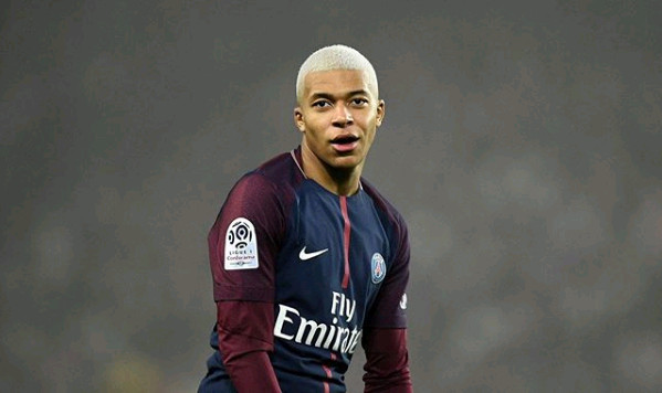 Mbappe trình làng tóc mới trước sự thích thú của các CĐV có mặt trên sân Parc des Princes.