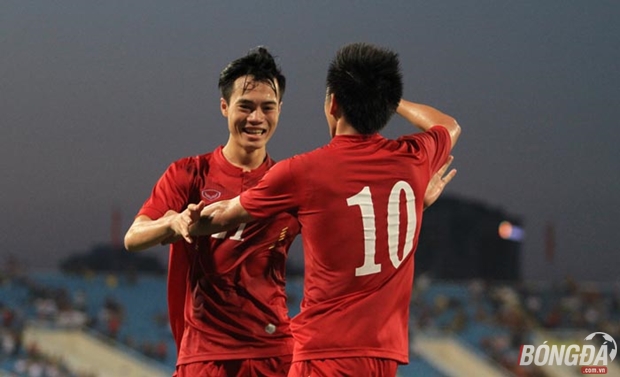 Phút bù giờ hiệp một, hàng thủ Syria mắc sai sót, để Văn Quyết thoải mái băng xuống ghi bàn nhân đôi cách biệt. Ảnh: Minh Anh.