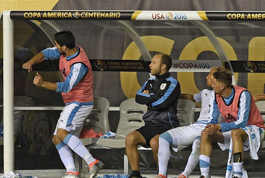 Ảnh bài viết Suarez nổi giận ném áo, đấm cabin vì không được ra sân