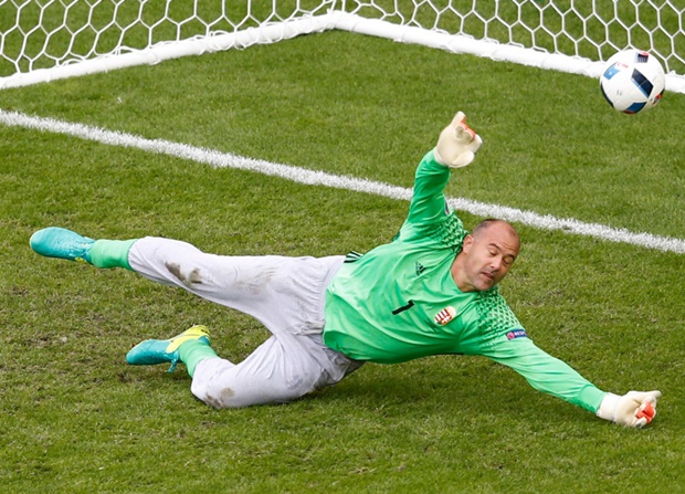 Ảnh bài viết Gabor Kiraly: Lão già gân và chiếc quần dài màu xám
