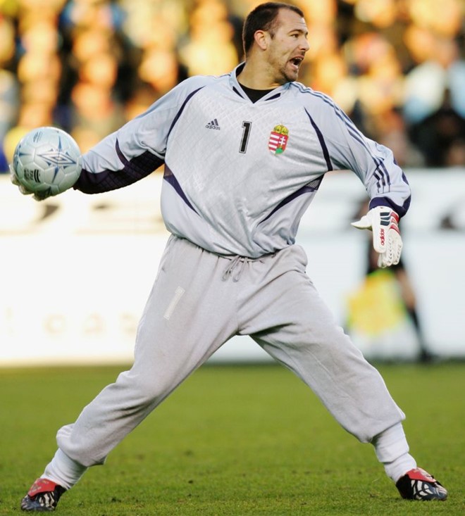 Từ đó, chiếc quần dài màu xám trở thành vật bất ly thân với thủ thành này. Ảnh: Internet.