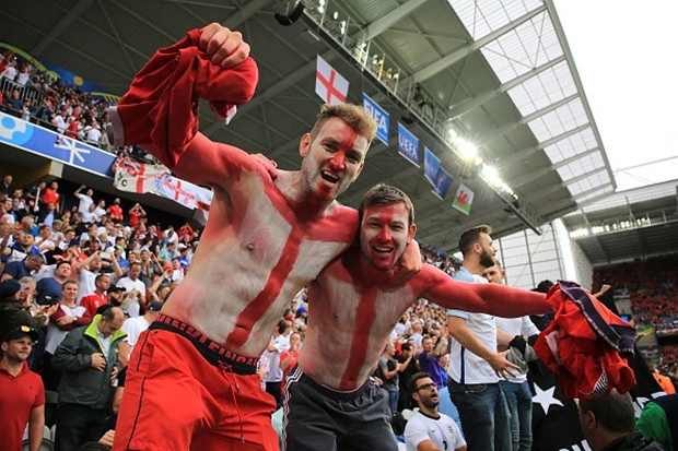 Ảnh bài viết CĐV Wales khóc ngất, người Anh phát cuồng sau chiến thắng