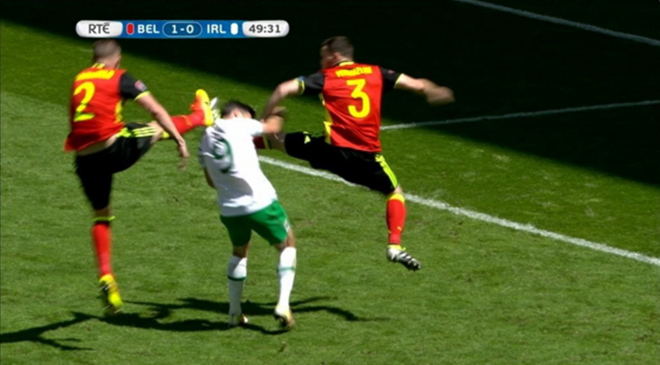 Cú kung-fu của Thomas Vermaelen và Toby Alderweireld. Ảnh: Internet.