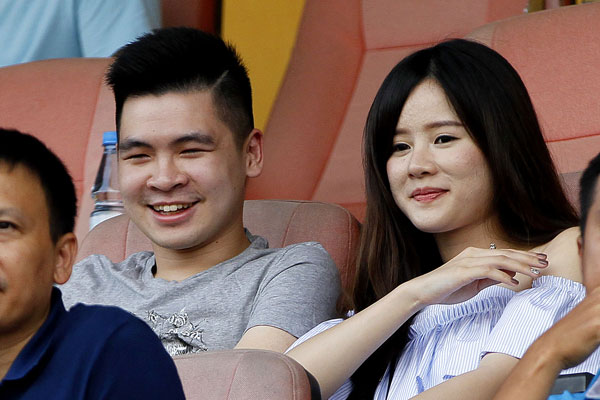Cậu út nhà bầu Hiển khoe bạn gái. Ảnh: Minh Hoàng.