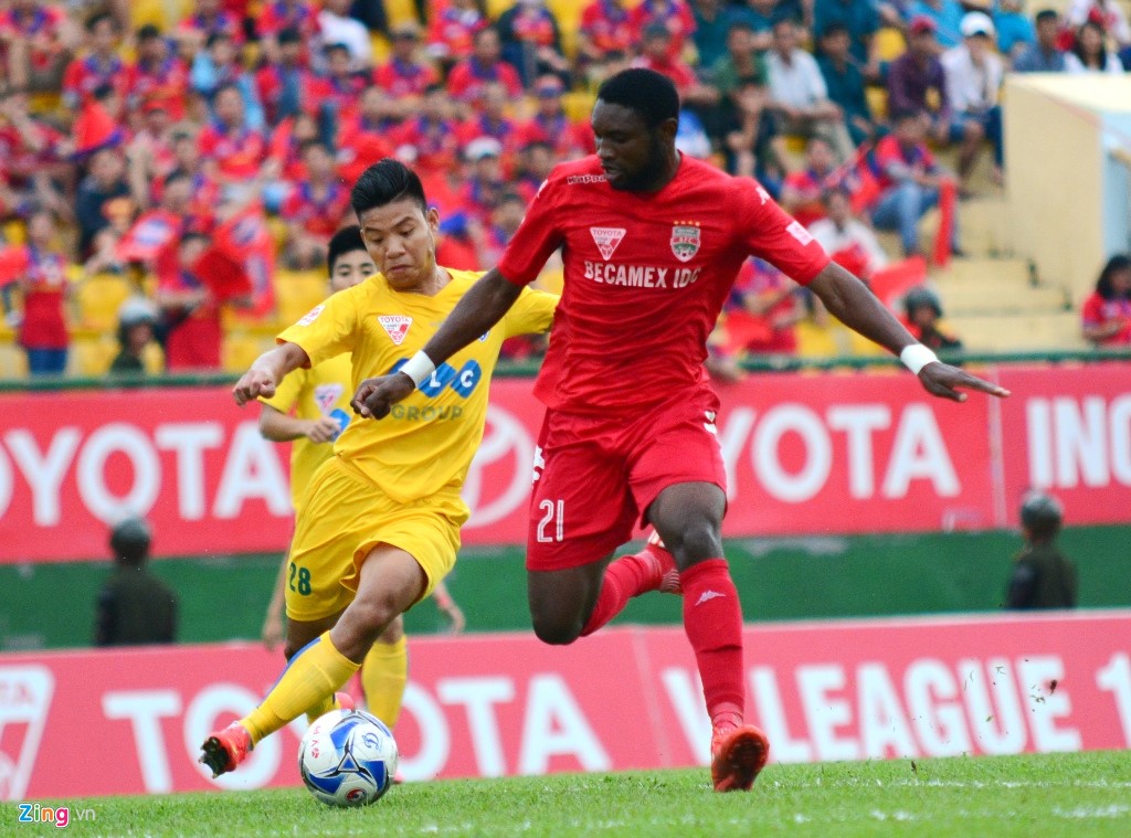 Thanh Hóa (áo vàng) là đội đã soán ngôi nhì bảng của Bình Dương ở vòng đấu trước. Vì thế trận đối đầu trực tiếp giữa hai đội có ý nghĩa rất quan trọng. Đội nào thắng trận sẽ duy trì cơ hội bám đuổi đội đầu bảng Hải Phòng. Ngược lại đội nào thua sẽ rất khó để tranh chấp ngôi vua.