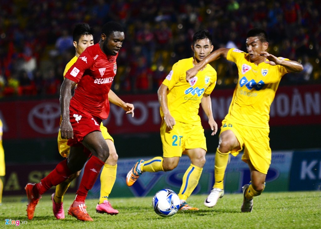 Ở thế không còn gì để mất, Bình Dương tăng cường tấn công ở hiệp 2 để tìm bàn gỡ. Phút 69, Jose Nsi đánh đầu chạm xà. Sau đó không lâu, Đặng Văn Robert dứt điểm cận thành ở tình huống thuận lợi. Về phía đội khách, đội trưởng Omar suýt chút nữa nâng tỷ số lên 2-0 sau cú xoay người dứt điểm ở phút 76.