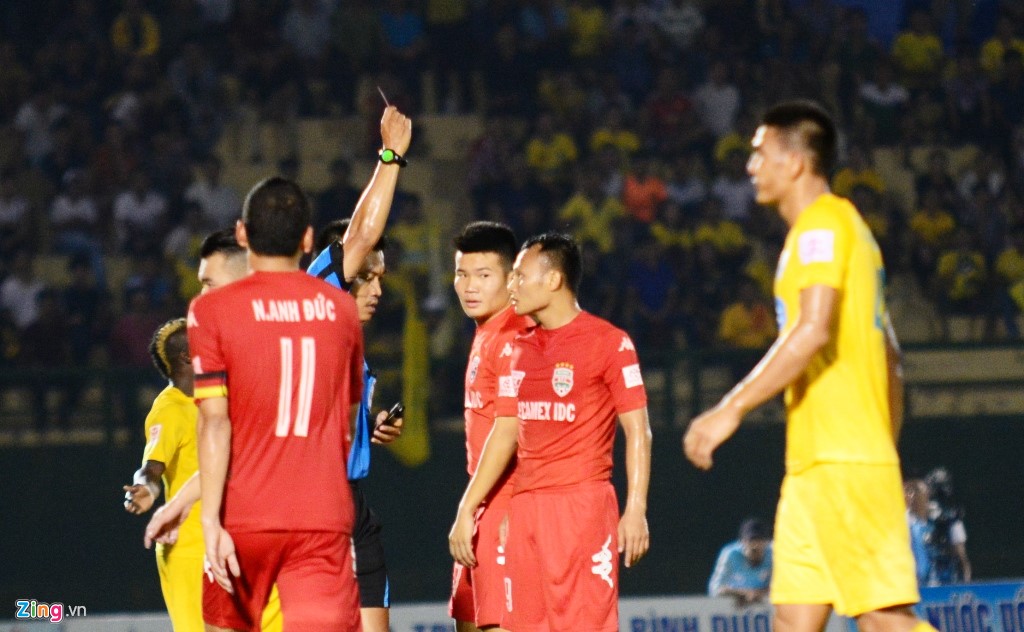 Tiền vệ Trọng Hoàng được Bình Dương tung vào sân để hy vọng ghi bàn. Đây là trận đấu đầu tiên của anh tại V-League sau một thời gian dài chấn thương. Tuy nhiên, anh chỉ thi đấu 17 phút trước khi nhận thẻ đỏ trực tiếp rời sân vì đá xấu với Lê Quốc Phương.