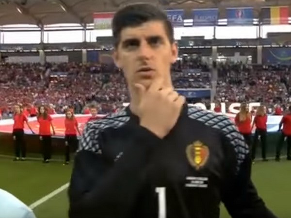 Ảnh bài viết Hành động kỳ lạ của thủ thành Thibaut Courtois khi hát quốc ca