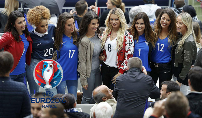 Ảnh bài viết Vợ và bạn gái cầu thủ Pháp gây “náo loạn” sân Stade de France