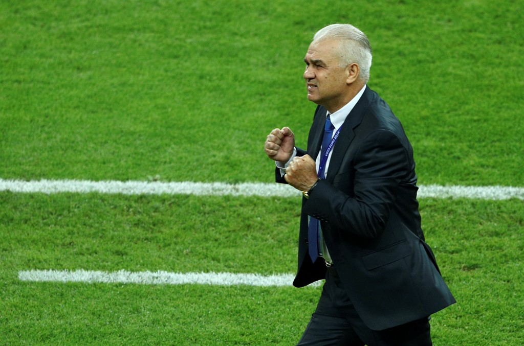 Anghel Iordanescu (Romania): Ông rời băng ghế huấn luyện viên trưởng đội tuyển bóng đá quốc gia sau thành tích bết bát ở vòng bảng EURO 2016. Romania xếp cuối bảng A với kết quả chỉ có 1 điểm cùng hiệu số -2. Ảnh: Internet.
