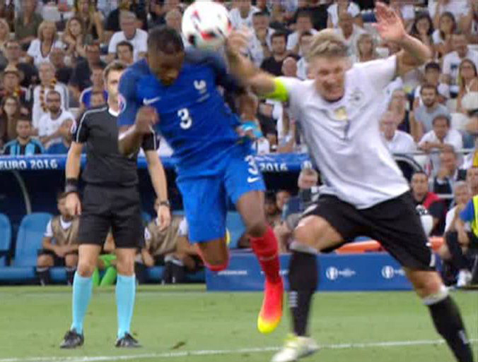 Ảnh bài viết Cựu trọng tài Mark Halsey: "Đức bị phạt đền oan"