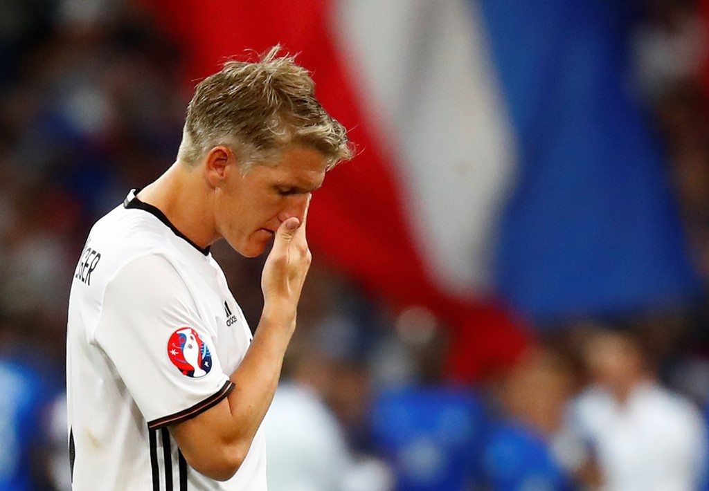 Tiền vệ Bastian Schweinsteiger (Đức): Người được HLV Joachim Loew tin tưởng nhất lại trở thành tội đồ với pha để bóng chạm tay ngớ ngẩn dẫn đến bàn thua từ chấm 11 m của “Cỗ xe tăng” ở cuối hiệp một. Ảnh: Internet.