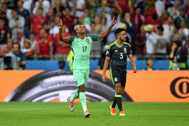 Vai trò của các tiền vệ cánh đã thay đổi. Ảnh: Internet.