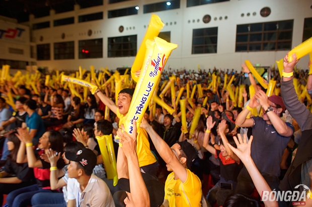 Ban tổ chức đã bố trí nhiều đạo cụ và đội vẽ mặt để tạo không khí như ở sân vận động Stade de France.