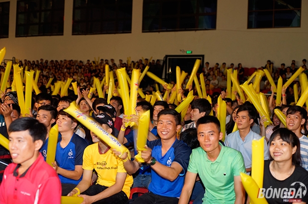 Thêm một số hình ảnh về không khí bên trong nhà thi đấu ĐH Tôn Đức Thắng trước giờ G.
