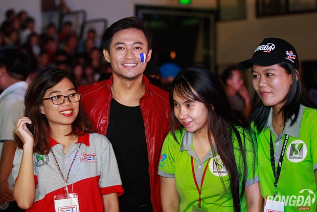 Ảnh bài viết Quý Bình lịch lãm diện vest đỏ xem chung kết EURO