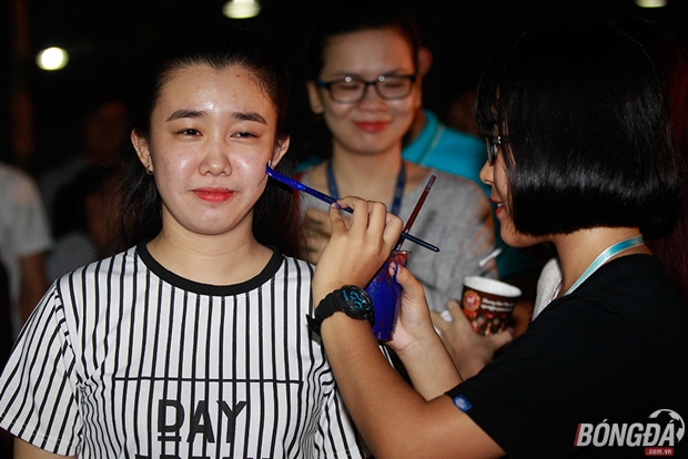 Trước khi vào tham gia chương trình, các bạn được vẽ quốc kì của đội bóng mà mình ủng hộ.