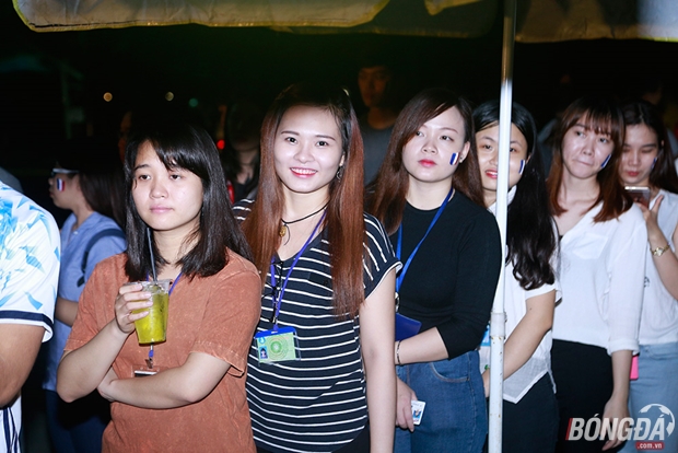 Không chỉ sân chơi cho các bạn nam, các nữ sinh cũng rất cuồng nhiệt tham dự chương trình.