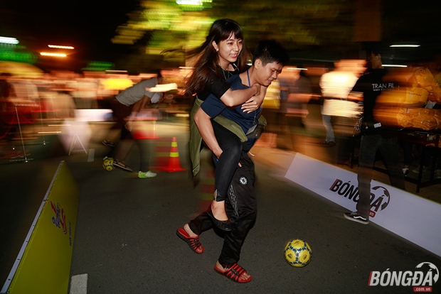 Game dẫn bóng qua cọc phải cõng một người bạn và dẫn bóng thật nhanh.