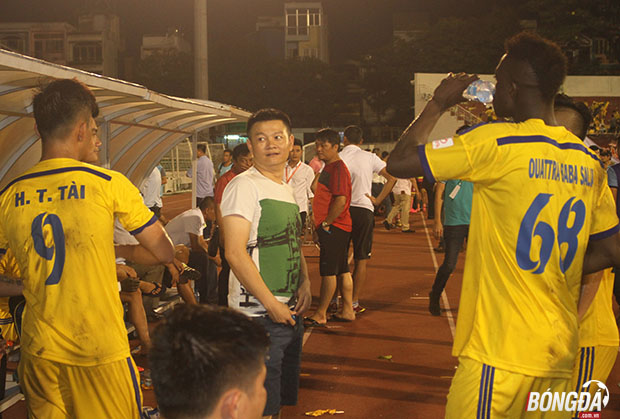 Ảnh bài viết Sinh viên đại học giúp Văn Quyến bớt buồn vì SLNA thua trận