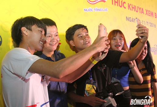 Văn Quyến luôn nở nụ cười khi giao lưu cùng các bạn sinh viên trương Tôn Đức Thắng. Ảnh: Đình Viên.