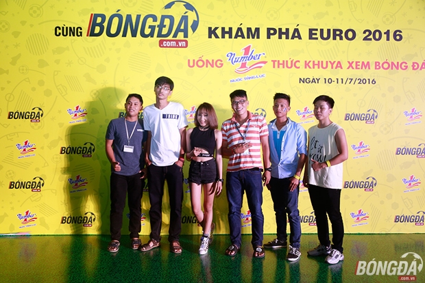 Cô chụp ảnh cùng fan NHM.