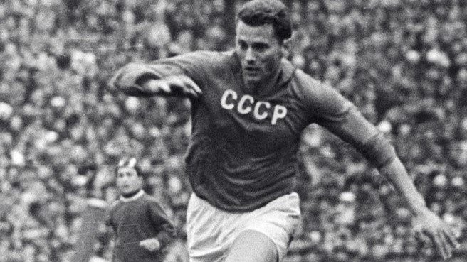 EURO 1960: Viktor Ponedelnik (Liên Xô- 2 bàn): Chỉ có 4 đội tham dự kỳ EURO đầu tiên nhưng lại có đến 5 chân sút chia nhau Giày vàng. Tuy nhiên, Viktor Ponedelnik là người nổi bật nhất khi lập công giúp Liên Xô đánh bại Nam Tư với tỷ số 2-1 ở trận chung kết. Ảnh: Internet.