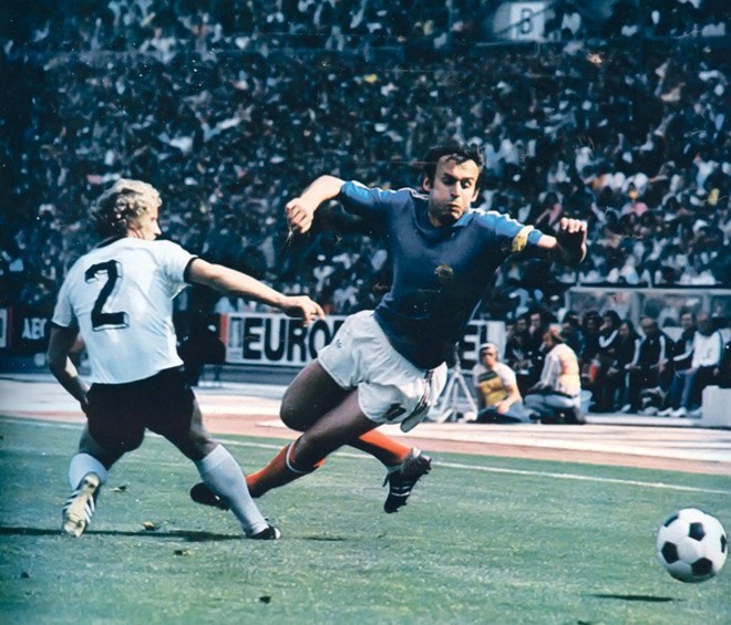 EURO 1968: Dragan Dzajic (Nam tư- 2 bàn): Hai bàn thắng của Dzajic cho Nam Tư ở các thắng Anh 1-0 ở bán kết và một bàn trong trận chung kết giúp đội nhà cầm hòa Italia. Dù vậy ở trận đá lại đội tuyển Nam Tư đã thúc thủ 0-2  và đành nhìn đối thủ lên ngôi ở kỳ EURO năm đó. Tuy vậy hai bàn là quá đủ giúp ông ẵm luôn danh hiệu vua phá lưới tại kỳ EURO thứ ba trong lịch sử. Ảnh: Internet.