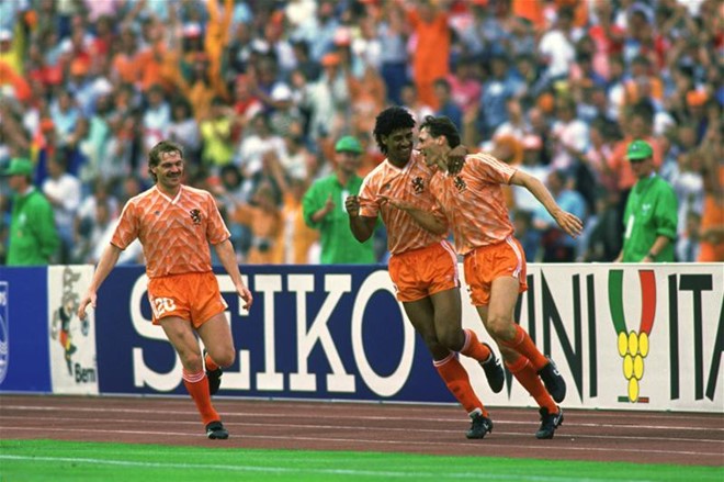 EURO 1988: Marco Van Basten (Hà Lan- 5 bàn): Chắc hẳn người hâm mộ vẫn chưa quên được tuyệt phẩm volley của “Thiên nga vùng Utrecht” vào lưới Liên Xô đem về chức vô địch châu Âu đầu tiên trong lịch sử bóng đá Hà Lan. Ảnh: Internet.