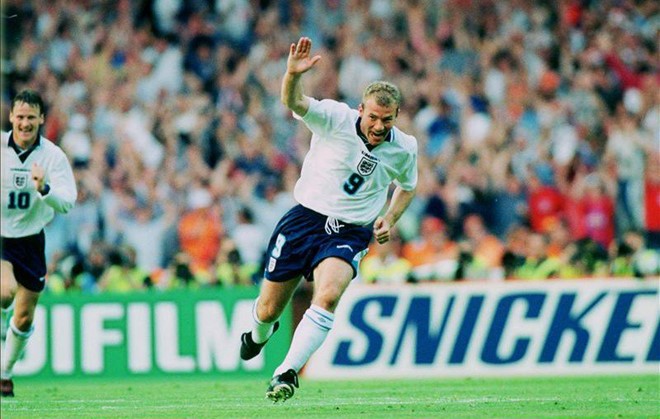 EURO 1996: Alan Shearer (Anh- 5 bàn): Kỳ EURO diễn ra cách đây 20 năm là lần người Anh đến gần chức vô địch nhất khi họ lọt vào bán kết. Alan Shearer khi đó đã tỏa sáng với 5 bàn thắng. Ảnh: Internet.