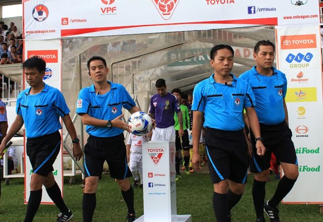 Tổ trọng tài điều khiển trận HAGL vs Hà Nội T&T. Trọng tài Nguyễn Quốc Hùng (cầm bóng) đã có nhiều quyết định rút phạt gây tranh cãi. Ảnh: Minh Trần.