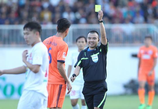 Ảnh bài viết Đá trên sân HAGL, chỉ sợ trọng tài!