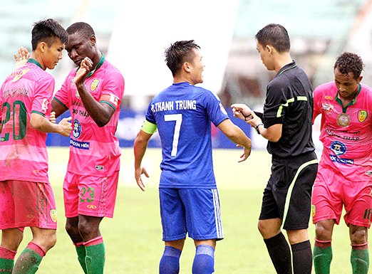 Ảnh bài viết Cựu HLV ĐT Việt Nam than trời về công tác trọng tài V-League