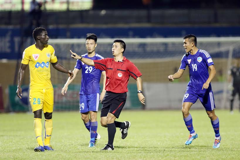 Ảnh bài viết Bung bét sai lầm của trọng tài tại V-League 2016: VPF đang làm "con nợ" khổng lồ