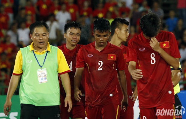 Nhiều cầu thủ không thể cầm nổi nước mắt sau khi kết thúc trận đấu. Ảnh: Quang Thịnh.