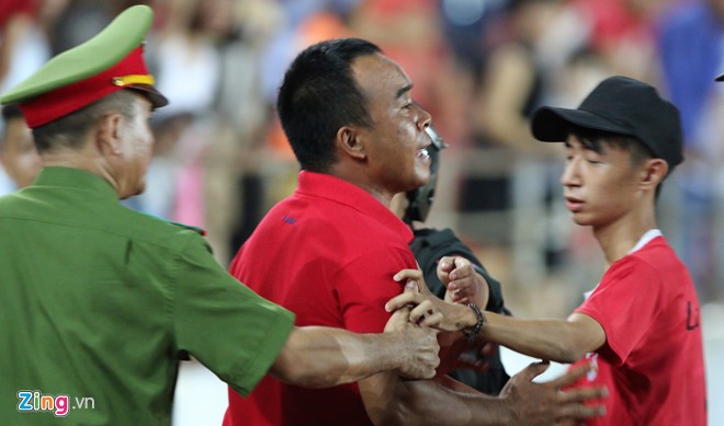 Sau khi trận đấu Hải Phòng vs Đà Nẵng trong khuôn khổ vòng 17 V-League 2016 kết thúc, lực lượng an ninh phải rất vất vả để đảm bảo an toàn cho tổ trọng tài Nguyễn Hiền Triết, Nguyễn Long Hải, Nguyễn Như Phong và Phùng Đình Dũng rời sân Lạch Tray.