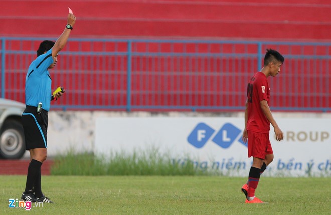 Sau khi nhận bàn thua thứ 3, Hải Phòng đá thiếu quyết tâm nhưng "thừa" nhiệt. Đội bóng đất cảng phải nhận 2 thẻ đỏ sau các trường hợp phạm lỗi của Văn Nam (phút 65) và Anh Hùng (90+3).