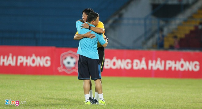 HLV 2 đội - những cựu tuyển thủ một thời của bóng đá Việt Nam trao nhau những cái ôm thân thiện sau trận đấu.