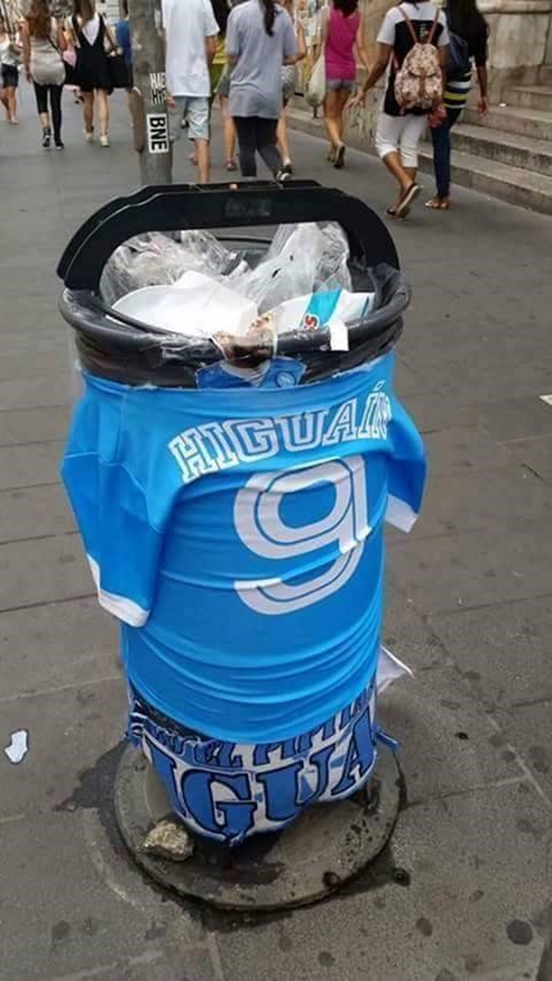 Hôm qua (26/7), báo chí Italy loan tin Gonzalo Higuain trở thành người của Juventus với giá 90 triệu euro. Higuain khoác áo Bà đầm già mang lại niềm vui cho CĐV thành Turin bao nhiêu thì mang đến nỗi căm phẫn cho các fan Napoli bấy nhiêu. Một số CĐV đội bóng này đã khoét phần cổ chiếc áo số 9 của Higuain rồi lồng ra bên ngoài thùng rác để trang trí.