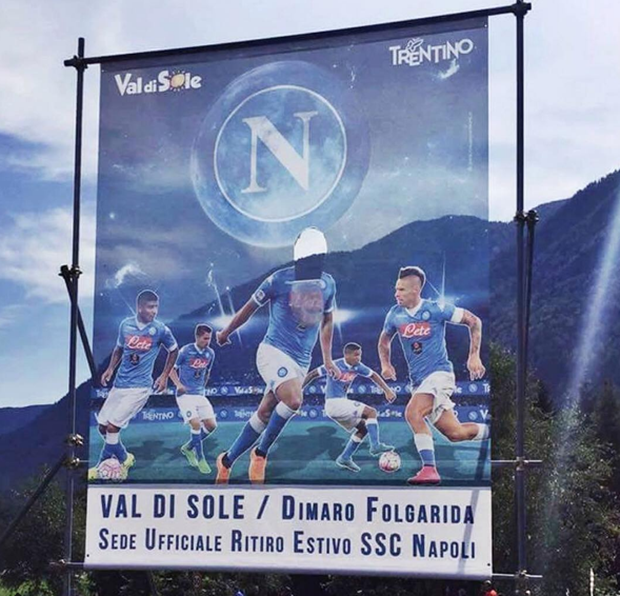 Người ta đã xé khuôn mặt Higuain trên tấm phông giới thiệu Napoli.